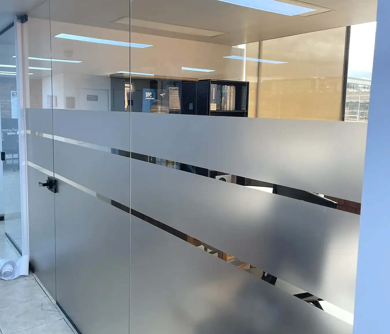 Instalación de divisiones y vinilos para oficina