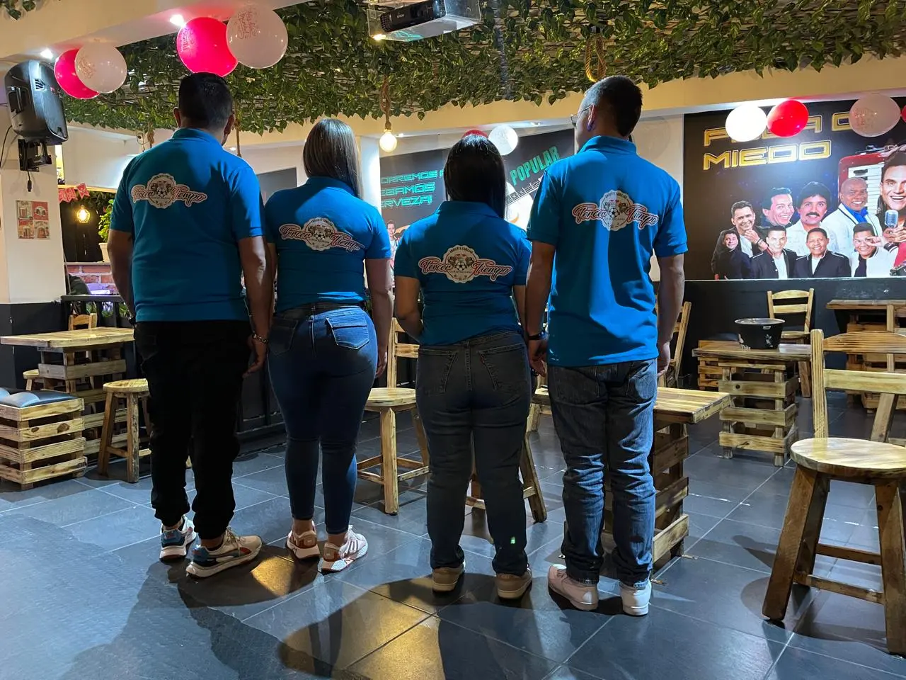 Equipo de trabajo usando camisetas corporativas personalizadas